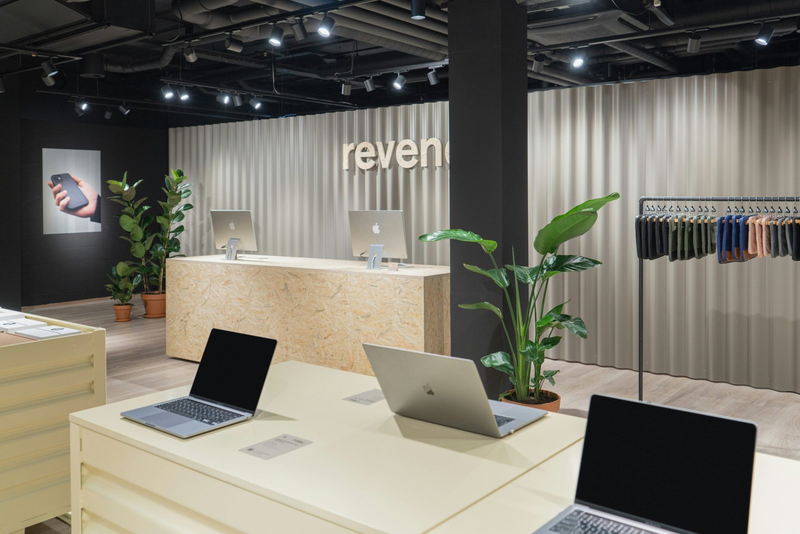 laptop store