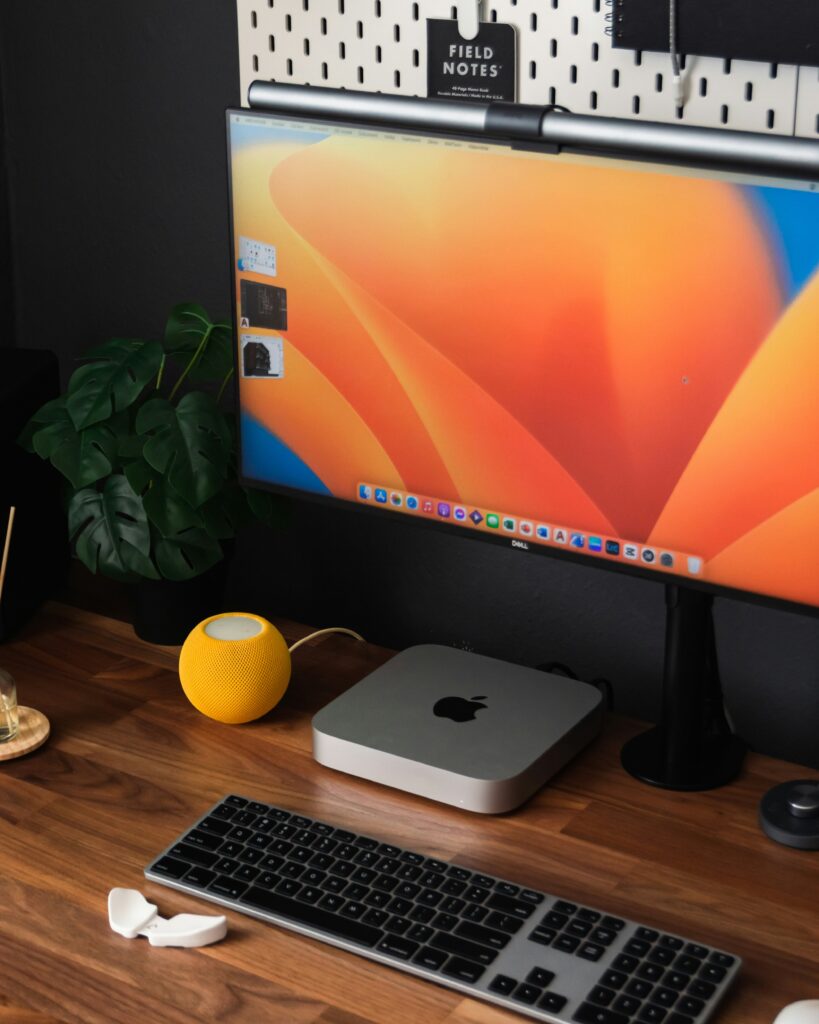 Desktopsetup | gearandcode Clean desktop setup for a home office