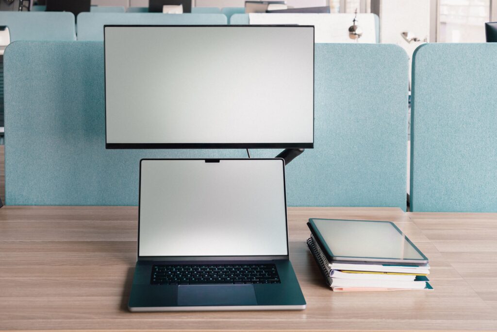 Externalmonitor | gearandcode An external monitor for a home office